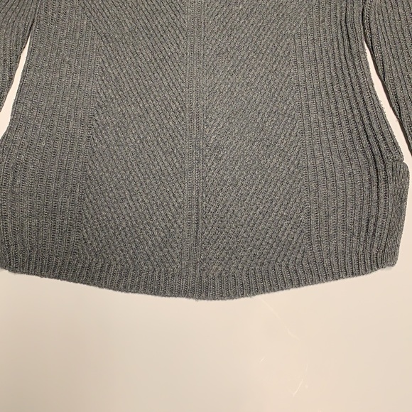 Madewell hex comb 1937 grey Sweater size Medium. Crew neck. slits on the side. - Picture 15 of 16